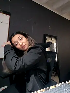 Isabella Varella online show from 10/28/25, 01:03