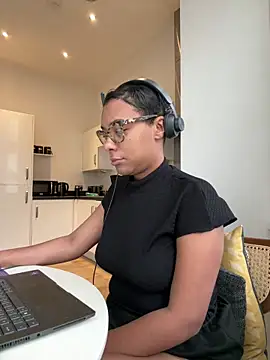 Snapshot of Melia_Rayne chatting on 11/14/25, 10:47 Melia Rayne online show from 11/14/25, 10:47