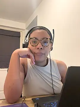 Snapshot of Melia_Rayne chatting on 11/28/25, 10:07 Melia Rayne online show from 11/28/25, 10:07