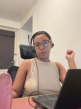 Snapshot of Melia_Rayne chatting on 12/05/25, 11:19 Melia Rayne online show from 12/05/25, 11:19