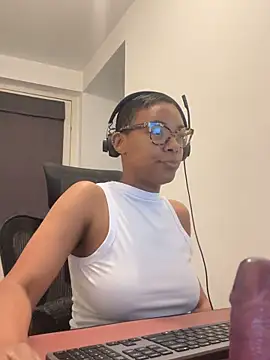 Melia Rayne online show from 05/18/26, 09:37