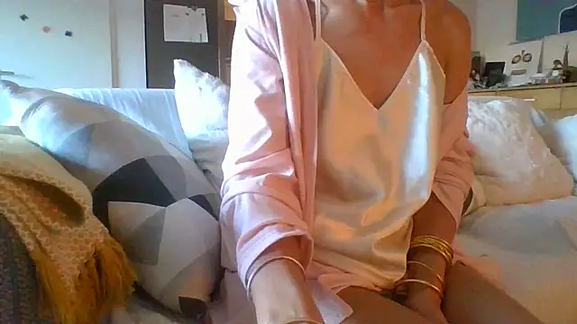 Snapshot of Valentinette chatting on 10/30/25, 06:59 Valentinette online show from 10/30/25, 06:59