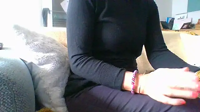 Snapshot of Valentinette chatting on 11/17/25, 12:55 Valentinette online show from 11/17/25, 12:55