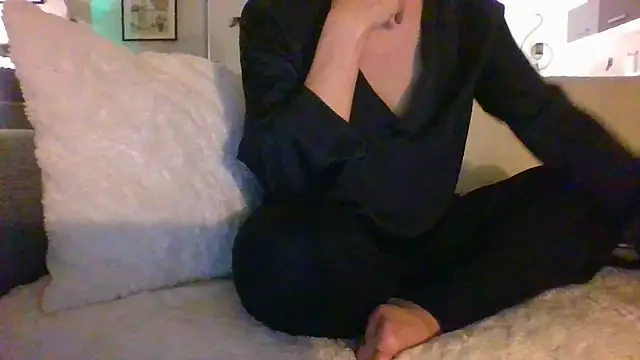 Snapshot of Valentinette chatting on 12/13/25, 08:36 Valentinette online show from 12/13/25, 08:36