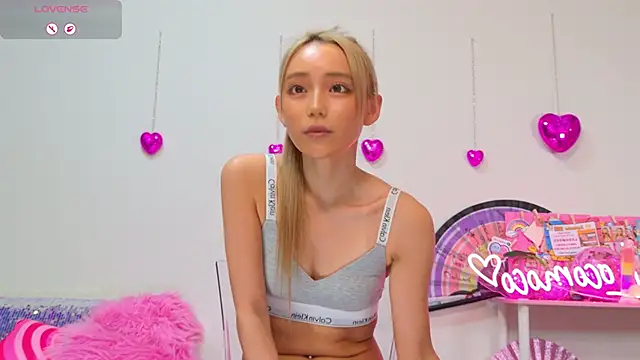 Snapshot of -LOCOMOCO- chatting on 11/26/25, 10:27 -LOCOMOCO- online show from 11/26/25, 10:27