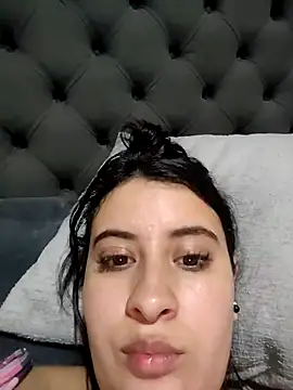 Snapshot of mialorents chatting on 10/22/25, 04:51 mialorents online show from 10/22/25, 04:51