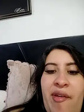 Snapshot of mialorents chatting on 10/31/25, 01:28 mialorents online show from 10/31/25, 01:28