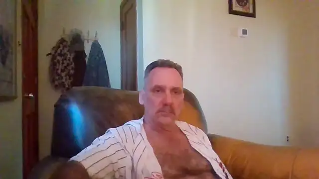 Snapshot of HunkofRock chatting on 11/11/25, 06:41 HunkofRock online show from 11/11/25, 06:41