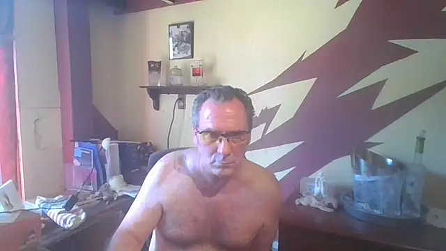 Snapshot of HunkofRock chatting on 05/18/26, 04:13 HunkofRock online show from 05/18/26, 04:13