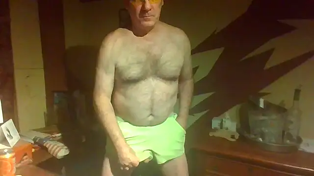 Snapshot of HunkofRock chatting on 05/19/26, 01:56 HunkofRock online show from 05/19/26, 01:56