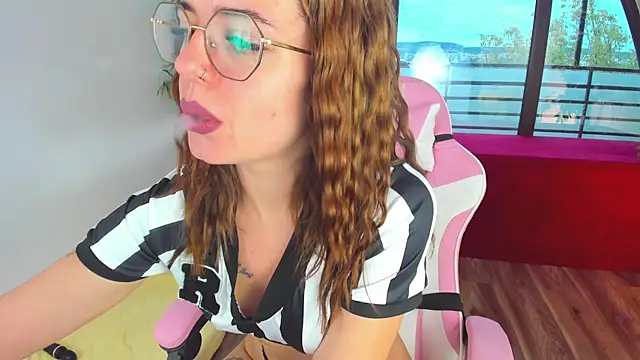 Snapshot of Perfect_Moans chatting on 09/19/25, 04:25 Perfect Moans online show from 09/19/25, 04:25