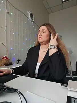 Juicy PeachLux online show from 05/20/26, 05:46