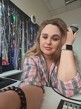 Juicy PeachLux online show from 06/10/26, 12:15