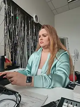 Juicy PeachLux online show from 06/12/26, 06:45