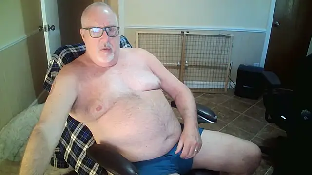 Snapshot of superbearboss chatting on 10/19/25, 10:10 superbearboss online show from 10/19/25, 10:10