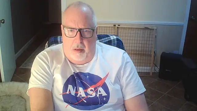 Snapshot of superbearboss chatting on 10/20/25, 01:11 superbearboss online show from 10/20/25, 01:11
