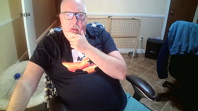 Snapshot of superbearboss chatting on 10/23/25, 12:37 superbearboss online show from 10/23/25, 12:37