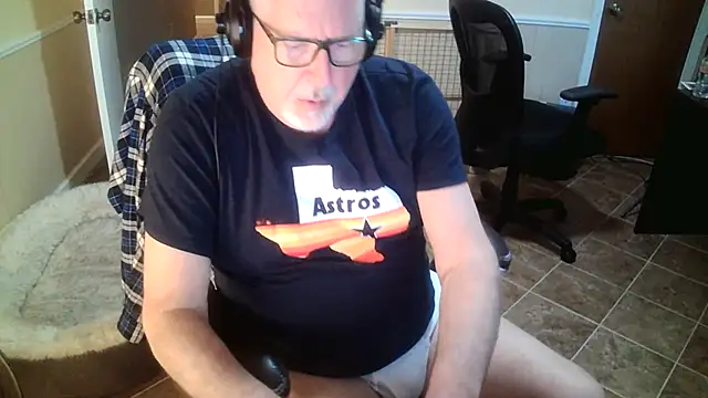 Snapshot of superbearboss chatting on 10/26/25, 01:39 superbearboss online show from 10/26/25, 01:39