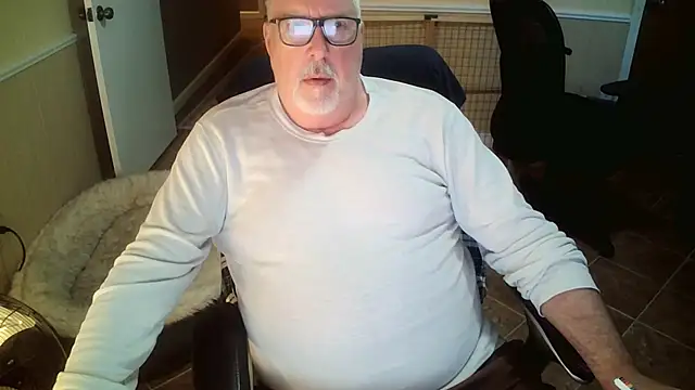 Snapshot of superbearboss chatting on 10/27/25, 02:21 superbearboss online show from 10/27/25, 02:21