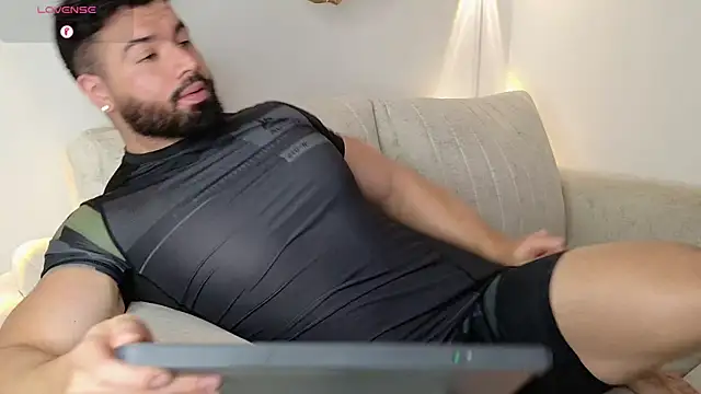 Snapshot of Roman_Lux chatting on 11/21/25, 04:11 Roman Lux online show from 11/21/25, 04:11