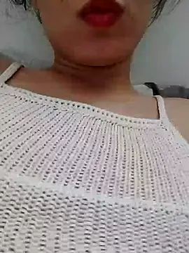 Snapshot of saraaxx1 chatting on 07/05/26, 01:29 saraaxx1 online show from 07/05/26, 01:29
