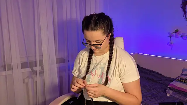 Snapshot of MiraLuccian chatting on 09/21/25, 07:59 MiraLuccian online show from 09/21/25, 07:59