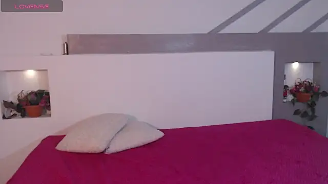 ZaraBlaze5 online show from 10/28/25, 01:25