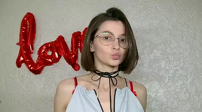 luna Gharming online show from 03/17/25, 08:29