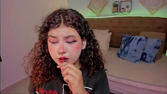 Snapshot of _Lilly_miller chatting on 11/19/25, 06:52 Lilly miller online show from 11/19/25, 06:52