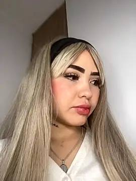 Snapshot of Mia_cullen_ chatting on 10/12/25, 01:48 Mia cullen online show from 10/12/25, 01:48