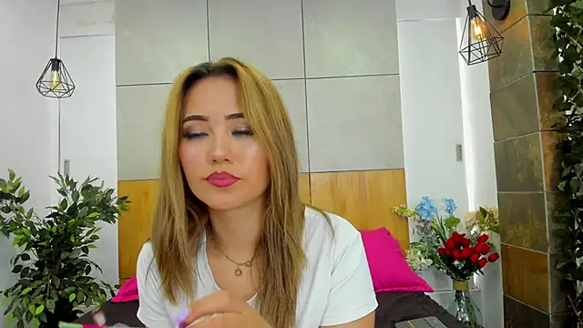 Snapshot of AzuraWave chatting on 03/19/25, 07:49 AzuraWave online show from 03/19/25, 07:49