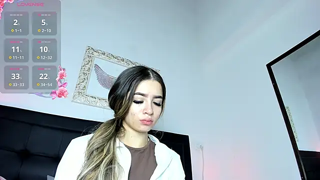 Snapshot of Lola_Blondie chatting on 10/03/25, 12:13 Lola Blondie online show from 10/03/25, 12:13