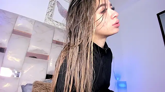 Snapshot of Lola_Blondie chatting on 11/26/25, 12:28 Lola Blondie online show from 11/26/25, 12:28