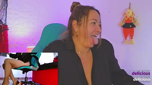 Snapshot of weet_Evans___ chatting on 10/31/25, 11:11 weet Evans online show from 10/31/25, 11:11