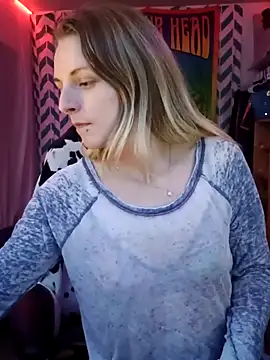 Snapshot of AlicePayne chatting on 12/15/25, 07:01 AlicePayne online show from 12/15/25, 07:01