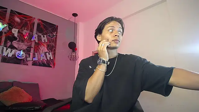 Snapshot of Draco_collins chatting on 10/31/25, 08:21 Draco collins online show from 10/31/25, 08:21