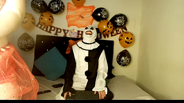 Snapshot of Kymberlyandlucas2 chatting on 10/09/25, 04:43 Kymberlyandlucas2 online show from 10/09/25, 04:43