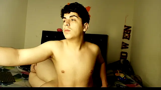 Snapshot of Kymberlyandlucas2 chatting on 10/23/25, 04:23 Kymberlyandlucas2 online show from 10/23/25, 04:23