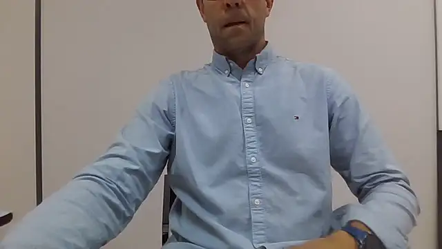 Snapshot of Simon_76 chatting on 10/14/25, 01:23 Simon 76 online show from 10/14/25, 01:23