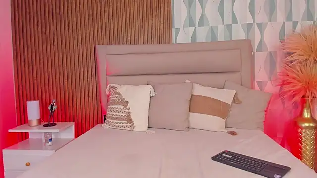 Snapshot of FatimaEvans chatting on 10/31/25, 05:03 FatimaEvans online show from 10/31/25, 05:03