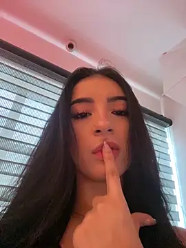 Snapshot of MagieeThomson chatting on 11/05/25, 11:32 MagieeThomson online show from 11/05/25, 11:32