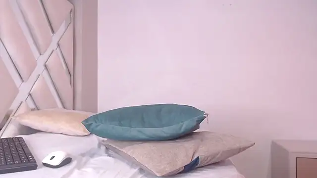 Snapshot of willow_smitt chatting on 04/19/26, 06:21 willow smitt online show from 04/19/26, 06:21
