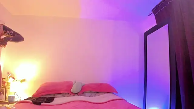 Snapshot of Alessamoth chatting on 12/18/25, 09:43 Alessamoth online show from 12/18/25, 09:43