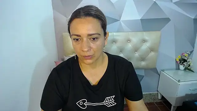 Snapshot of Milf-Prettyboobs chatting on 11/18/25, 10:52 Milf-Prettyboobs online show from 11/18/25, 10:52