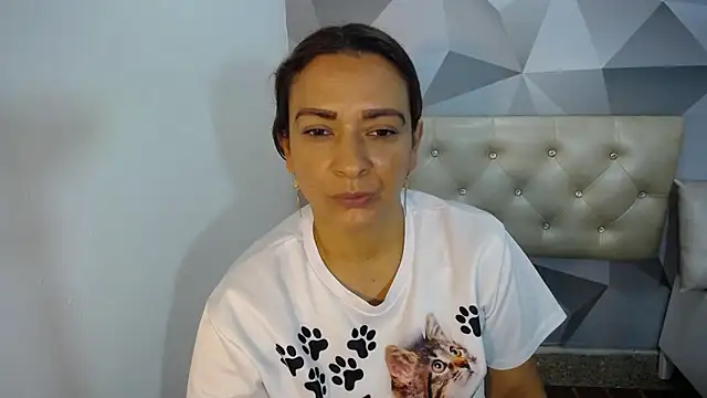 Snapshot of Milf-Prettyboobs chatting on 11/20/25, 10:37 Milf-Prettyboobs online show from 11/20/25, 10:37