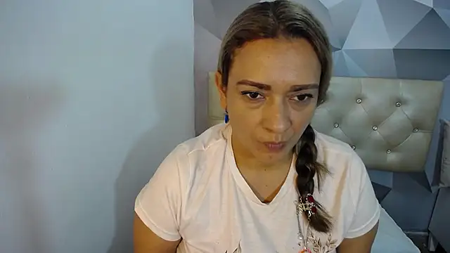 Snapshot of Milf-Prettyboobs chatting on 12/15/25, 06:23 Milf-Prettyboobs online show from 12/15/25, 06:23