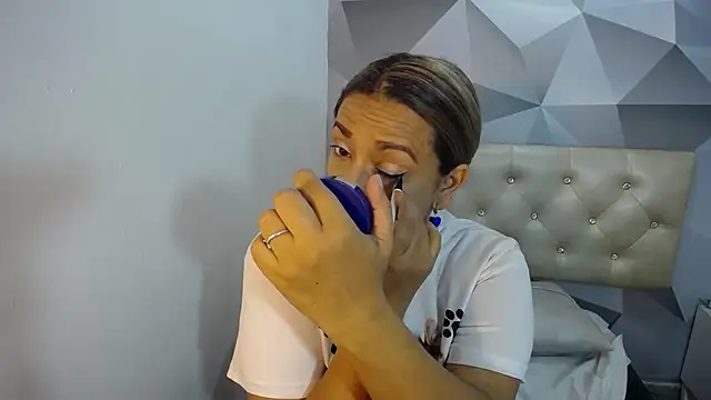 Snapshot of Milf-Prettyboobs chatting on 12/16/25, 10:53 Milf-Prettyboobs online show from 12/16/25, 10:53