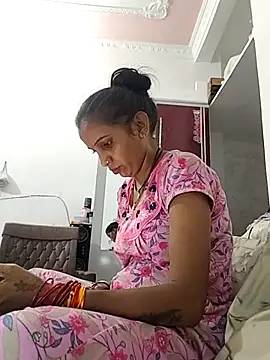 Hotty-Nidhi online show from 09/26/25, 11:58