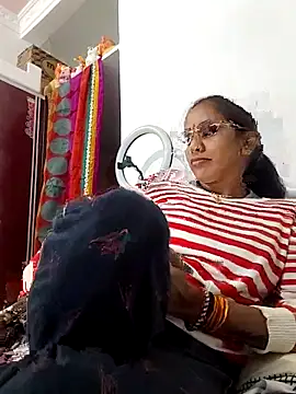 Hotty-Nidhi online show from 12/04/25, 03:21