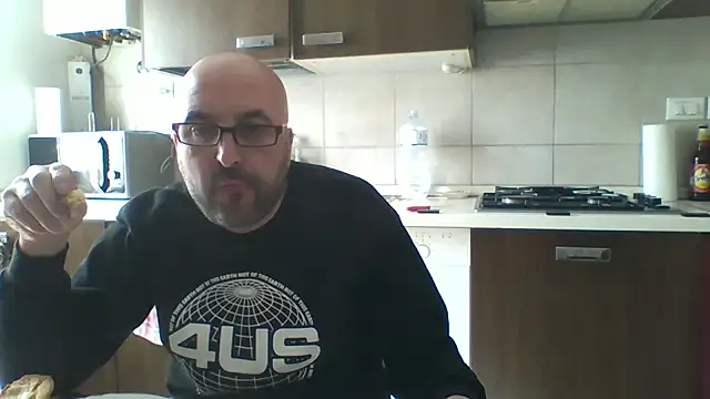 Snapshot of maxxxio12 chatting on 03/14/26, 12:21 maxxxio12 online show from 03/14/26, 12:21